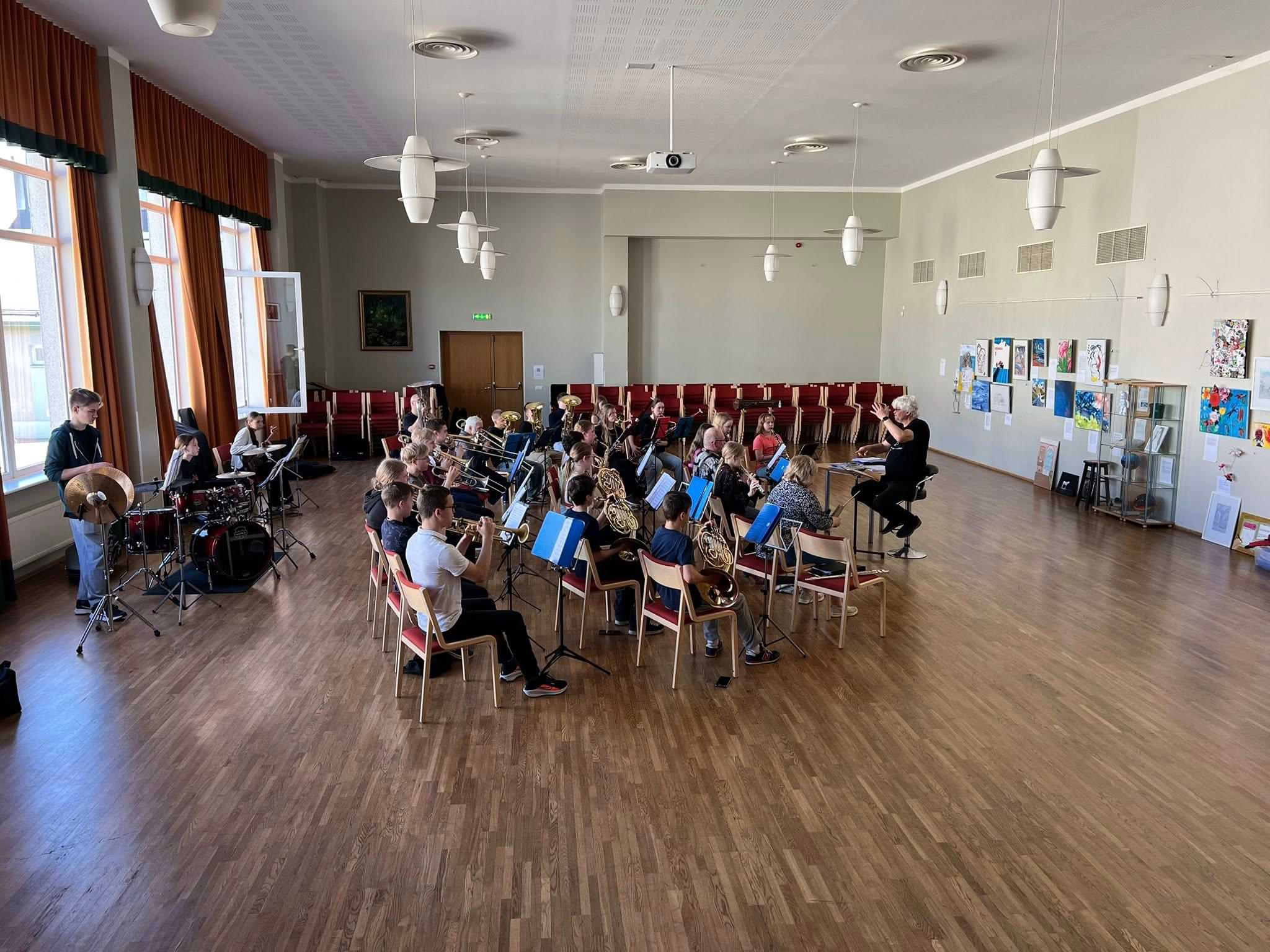 Järgmisel aastal oma 30ndat juubelit pidav Saue Muusikakool on tuntud oma suurte koosseisude poolest. Puhkpilliorkester, nelja erineva vanusegrupiga poiste- ja 